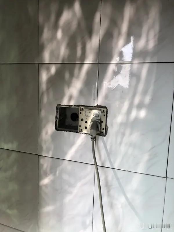 邻居做的有些事，真的能让人原地爆炸！最讨厌那种在公共区域放私人物品的，怎么提醒都