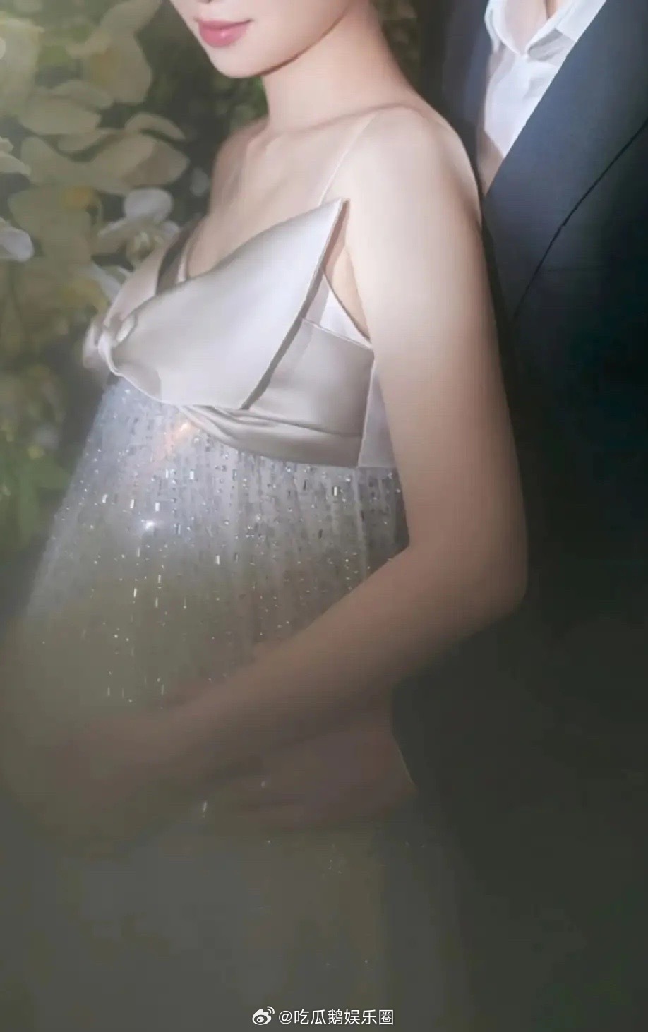 特步二公主丁佳敏官宣生娃了，她晒出和老公周力源一路携手走过的照片，最后还有一张孕