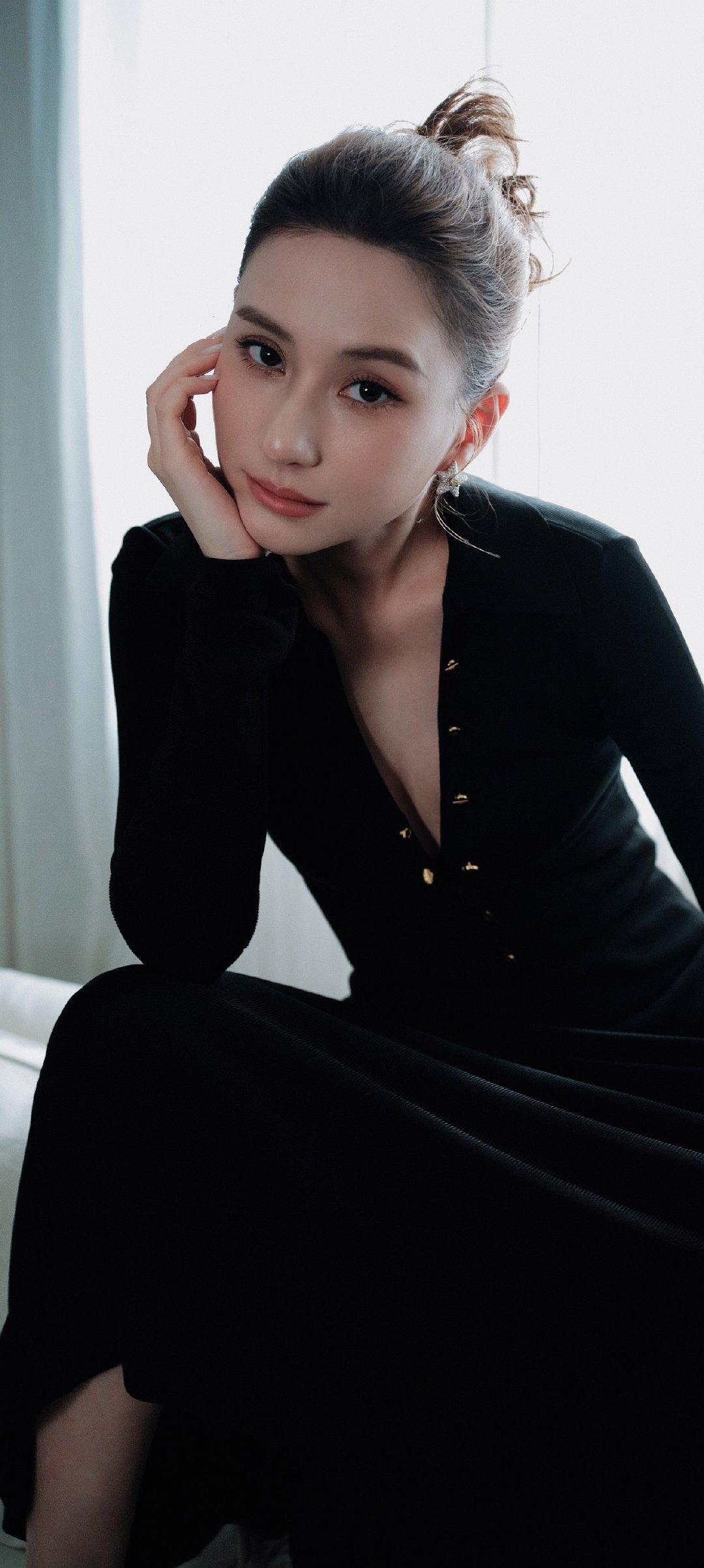 何超莲黑色浪漫穿搭，光影交汇星光醉美～FIRST惊喜电影展红毯飒爽亮相！#何超莲#​