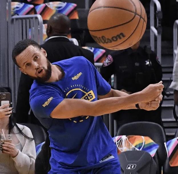 勇士本赛季境况不错，主要还是角色球员给到主力的支撑比较多。上赛季开局勇士也不