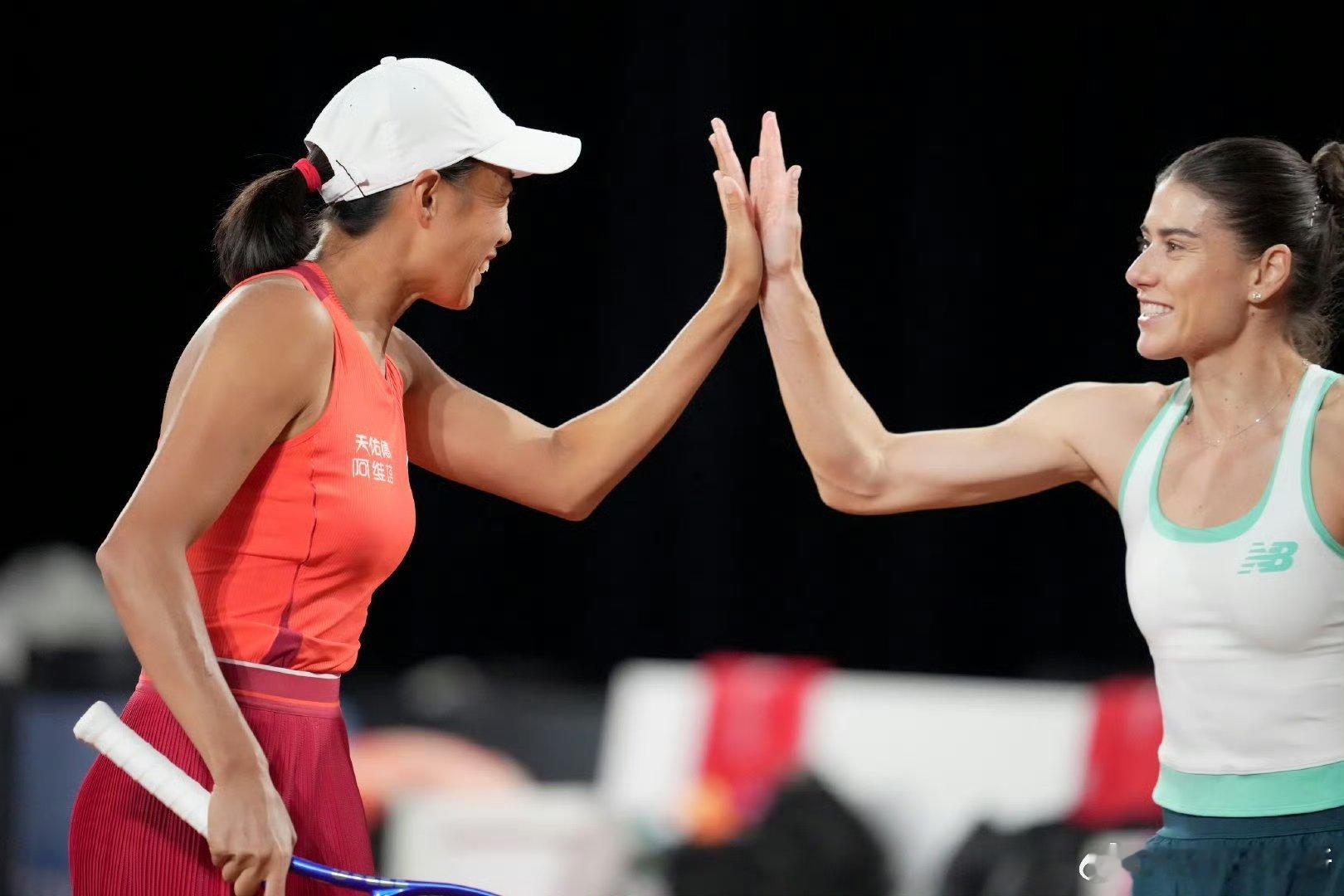 可以安心打双打半决赛了继郑钦文、萨巴伦卡退出斯图加特后，克雷吉茨科娃、陶森也退赛