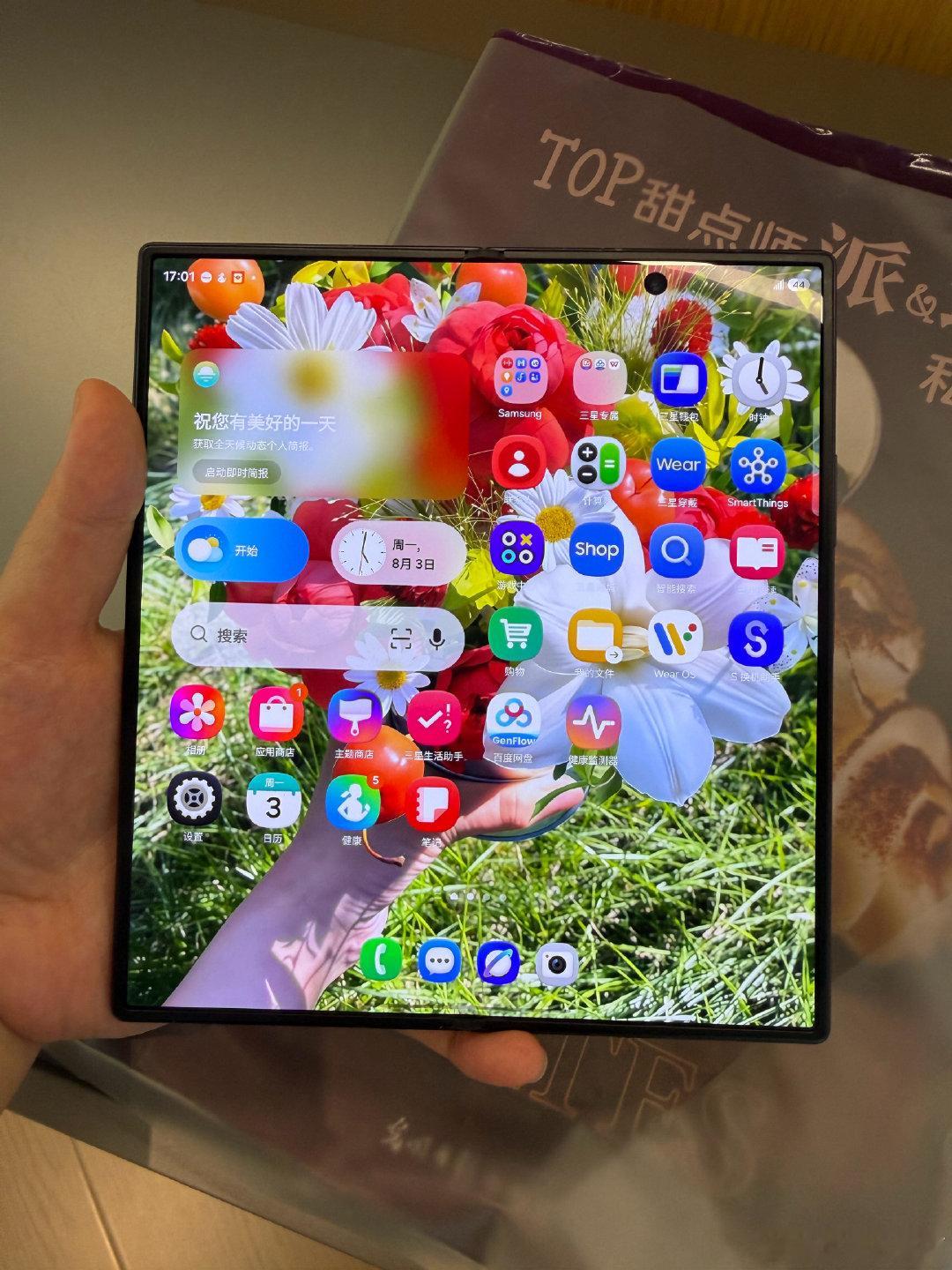 本来觉得大折叠会很占地方，三星Fold8Ultra放进口袋像直板机一样轻松，外形还更有特点#三星ZF