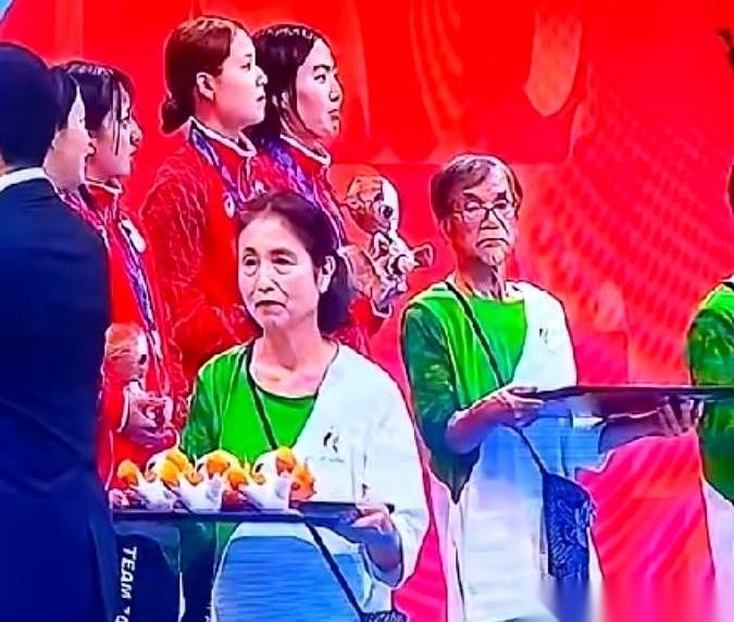 日本今年在名古屋办的亚运会上，端着奖牌走上台的是7、80岁的老人。这些礼仪服务