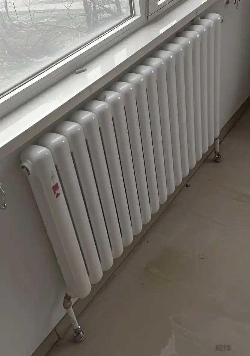 【暖气为什么大多装在窗户一侧？】房间中最冷、热量损失最快的地方，往往不是墙体中央