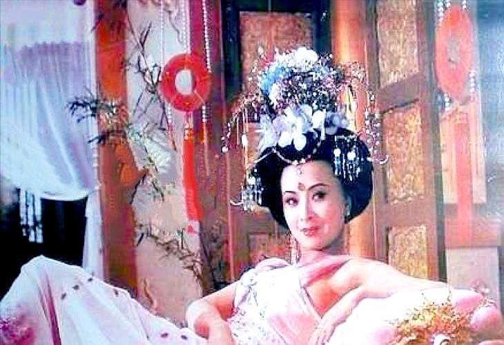 唐朝时期夜里，杨玉环被李隆基灌醉了，迷迷糊糊间就看见，李隆基如同饿狼一般，将她拦