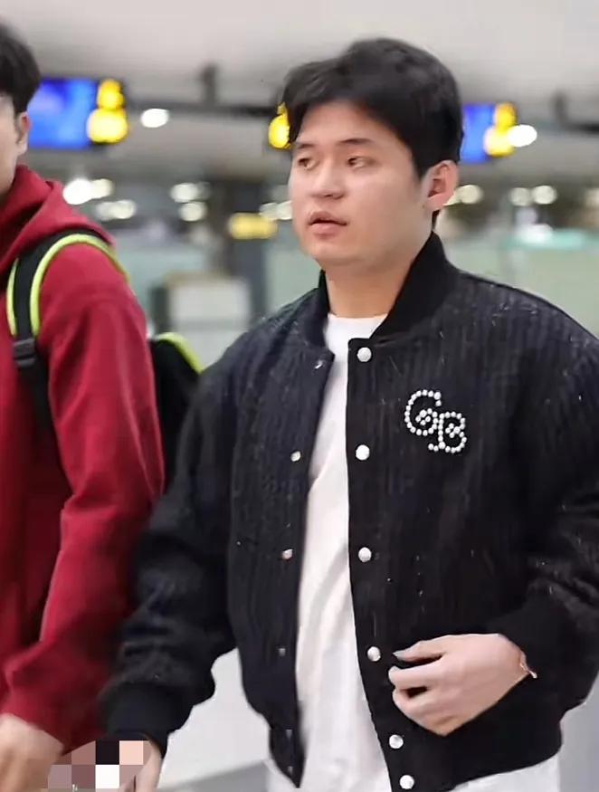 别再心疼林诗栋了。你以为他拖着一条二级撕裂的右肩去太原，是带伤上阵的悲情英雄？我