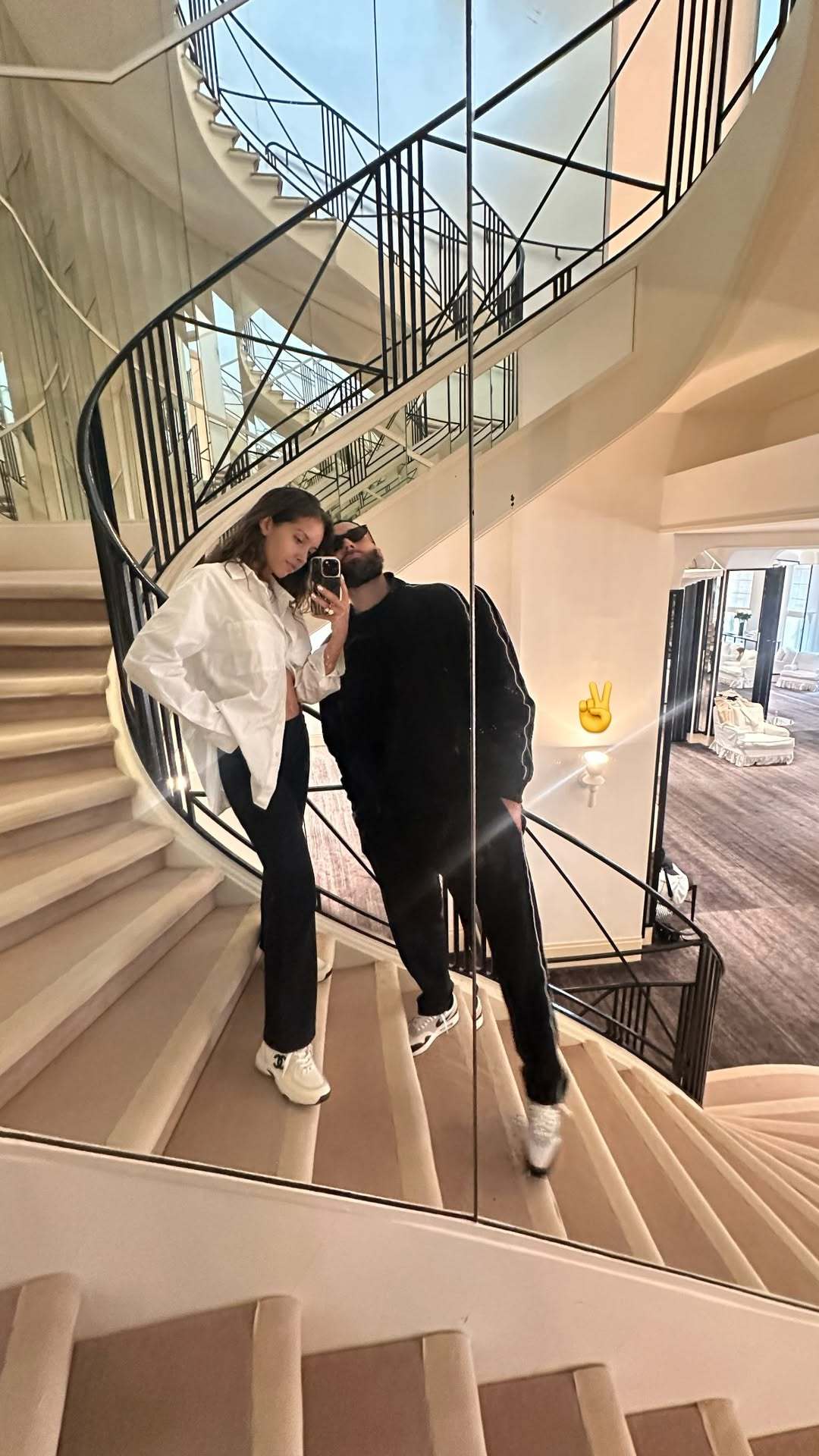 本泽马和女友腻在一起