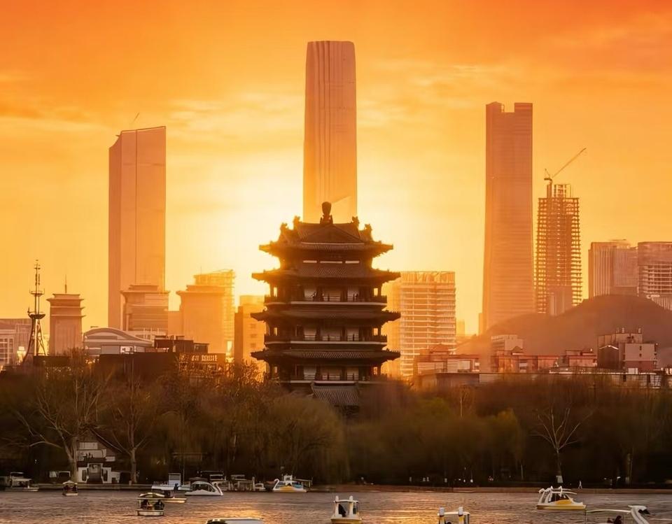 济南宣传口号可以从“泉甲天下”“天下泉城”改成“山河泉城”，从一种更宏大的角度来