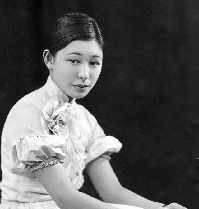 1947年，上海滩最后的贵族，大资本家郭标全家福，子女们衣着讲究，颜值比过明星，