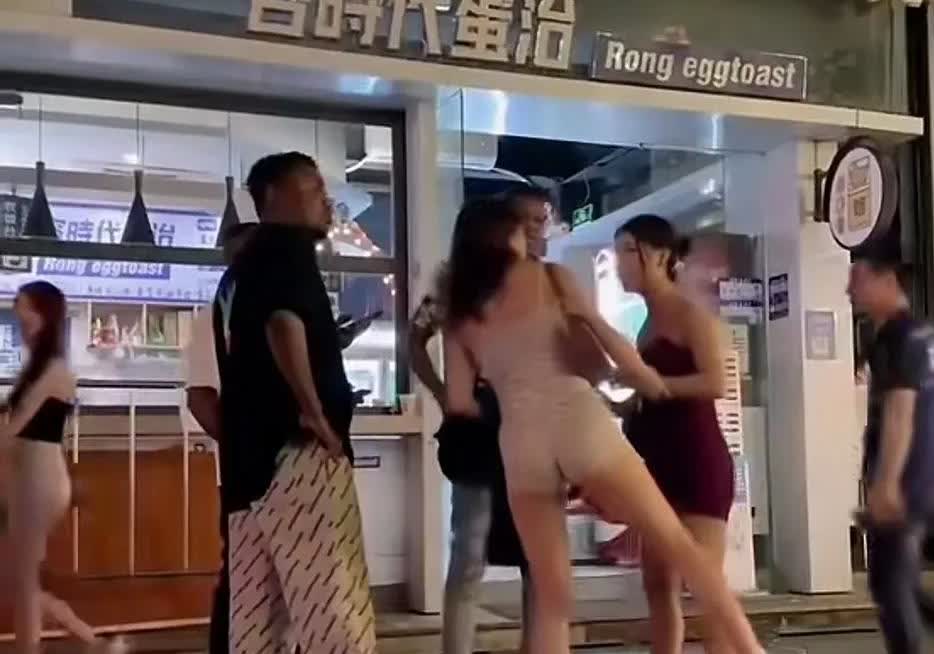 黑人真这么有魅力吗？深夜两名女子看到多名黑人男子后，主动上前搭讪，没几分钟就