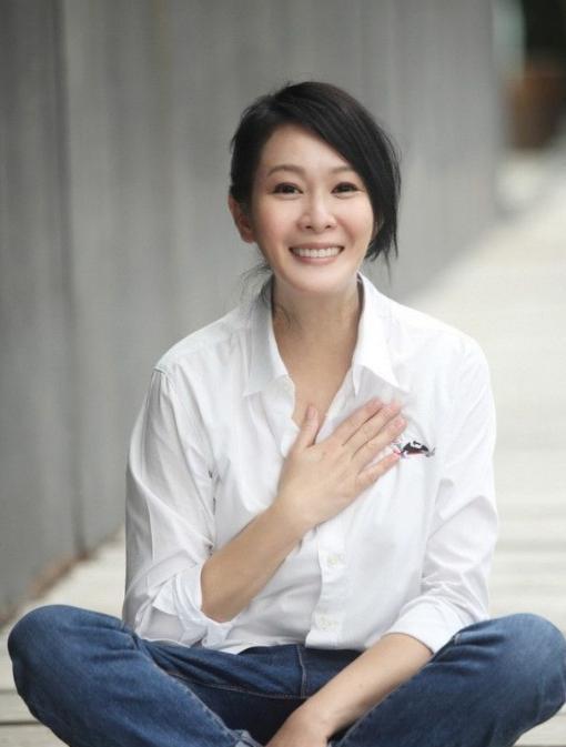 2011年，41岁的刘若英，嫁给了身价过亿的钟小江。结婚当晚，刘若英提出了三个十