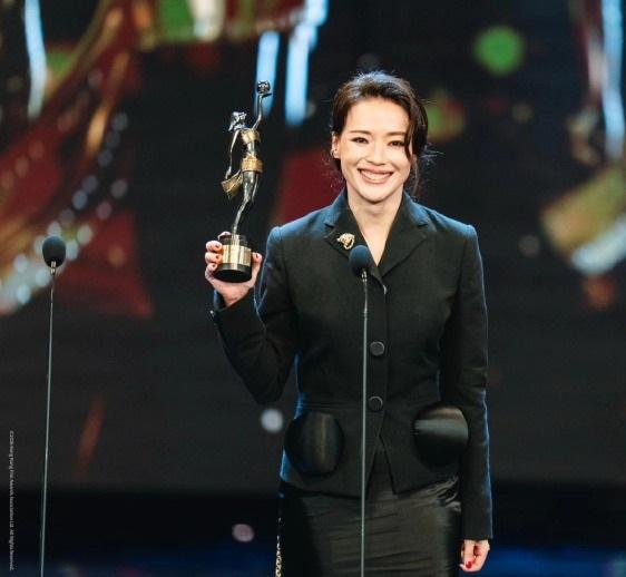 今天舒淇在出席颁奖典礼的时候穿了一身黑色的衣服，看上去特别的有范儿，也很有气势。