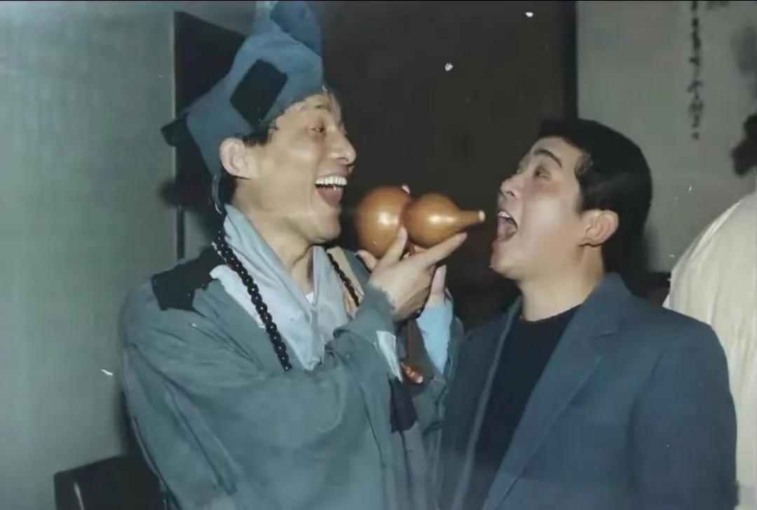 青年刘欢与济公游本昌难得同框！这是八十年代末晚会后的聚餐合影。彼时刘欢凭借《少年