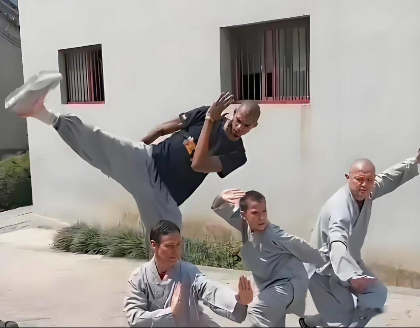 文班亚马刚到少林寺时，师傅延安问他：“剃度，能接受吗？”他摸摸长臂下的脑袋：“大