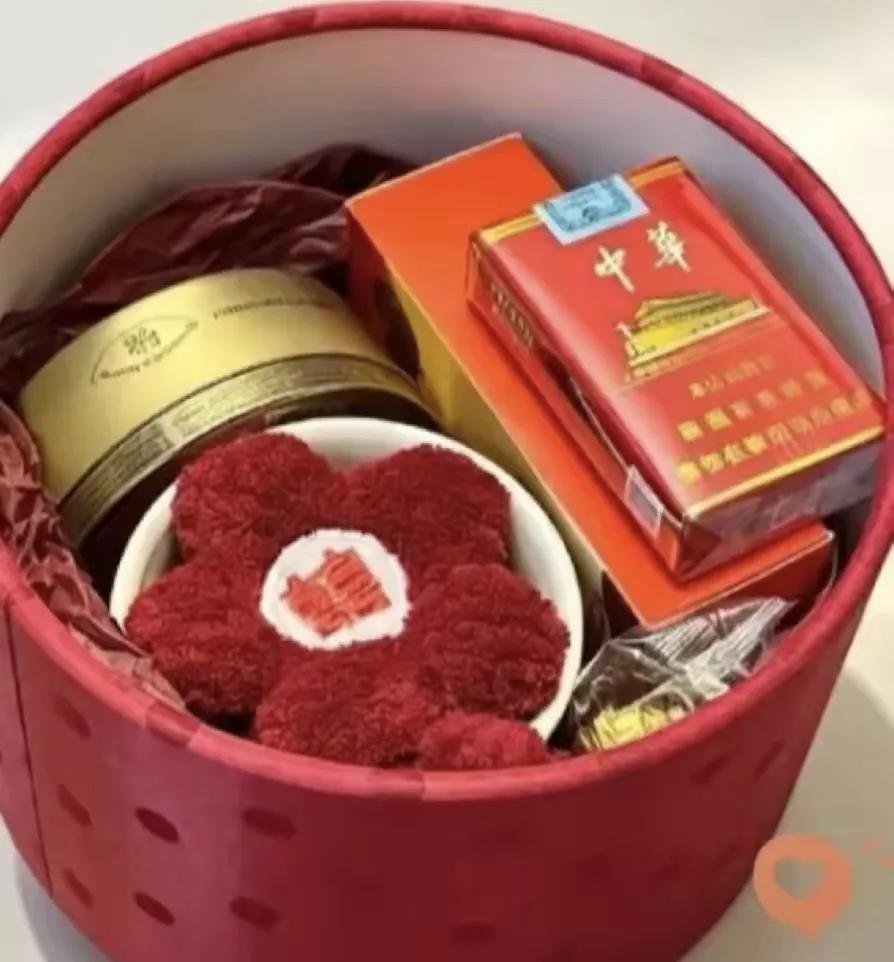 今早我倒垃圾，碰见楼下大姐，她一把拉住我，塞给我个红盒子，说，我儿子下礼拜办婚礼