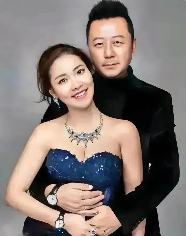 郭涛今年57岁了，他的妻子李燃才40岁。李燃年轻貌美，原是主持人，和郭涛结婚后做