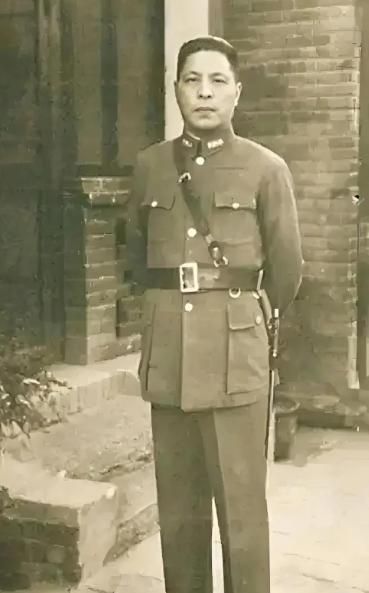 1928年，蒋鼎文坐船去普陀山游玩，途中，他遇到一个妙龄少女带了几个小孩，就问小