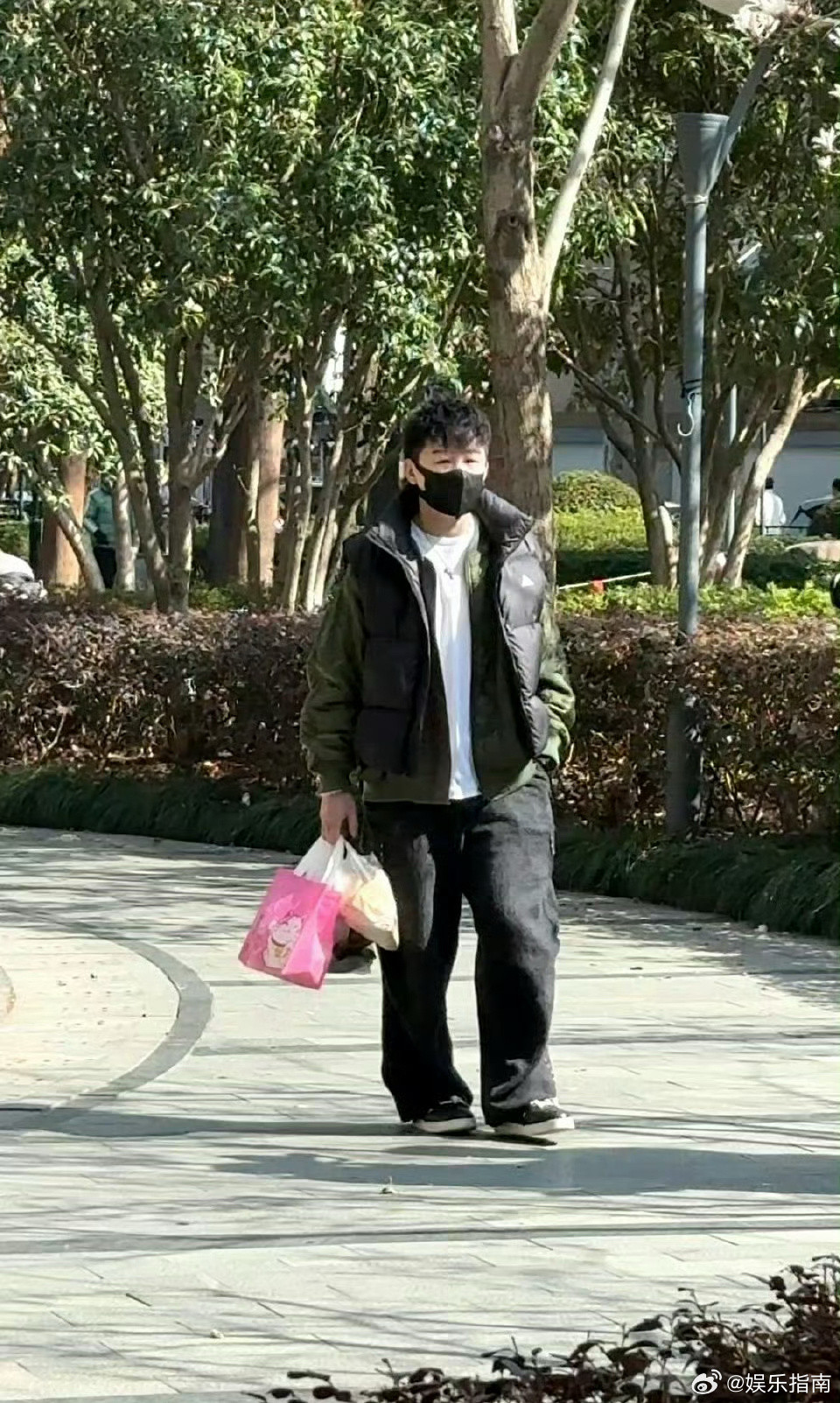 公园偶遇胡彦斌老师！已经看他拎了一天塑料袋了，胡老师真的别太接地气！