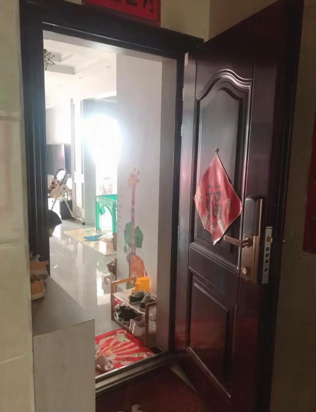 我已经几个月没发工资了，老公也失业了，每天稀饭配老干妈，不敢告诉任何人，可万万没