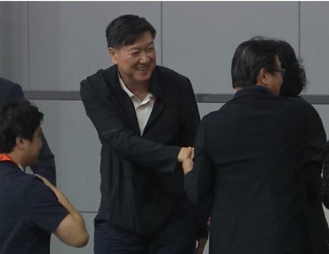 亚运会中国女排3:0横扫日本夺冠的赛后，谁注意镜头第一时间锁定的不是赵勇，而