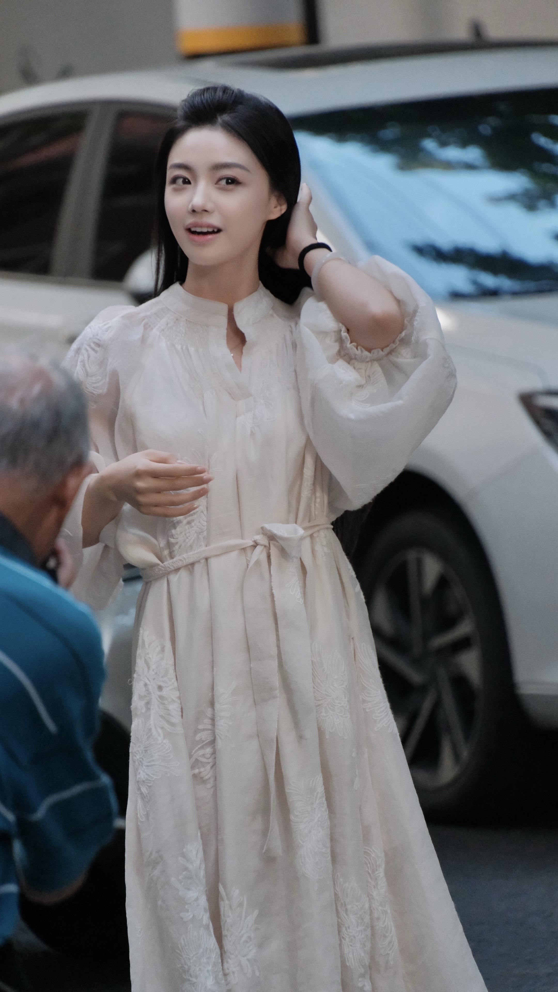 上海街拍。首图小姐姐美的有一种汤唯的气质！！