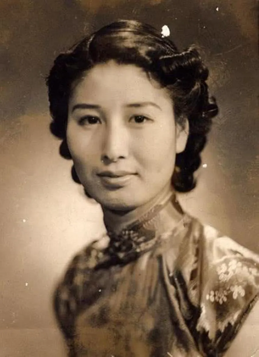 1940年，22岁的郑苹如被汪伪特务绑到上海郊外的小树林。一个特务说：“她长得太