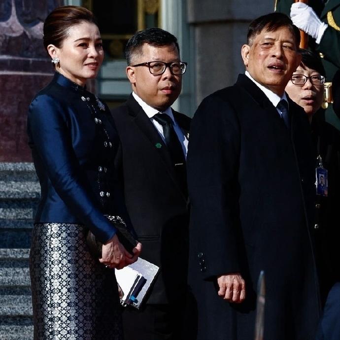 玛哈国王抵达北京第二天，和苏提达王后出席活动！11月14日，抵达北京的玛哈国王