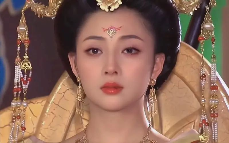 一次，主持人问殷桃：“为什么每次拍戏，你的嘴唇都是破的，是因为被人咬破的吗？”殷