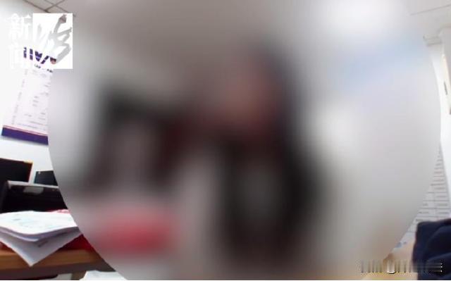 上海，一女子感觉自己男友在外面偷吃，二人亲密的时候男友心不在焉的。但是女子又找不