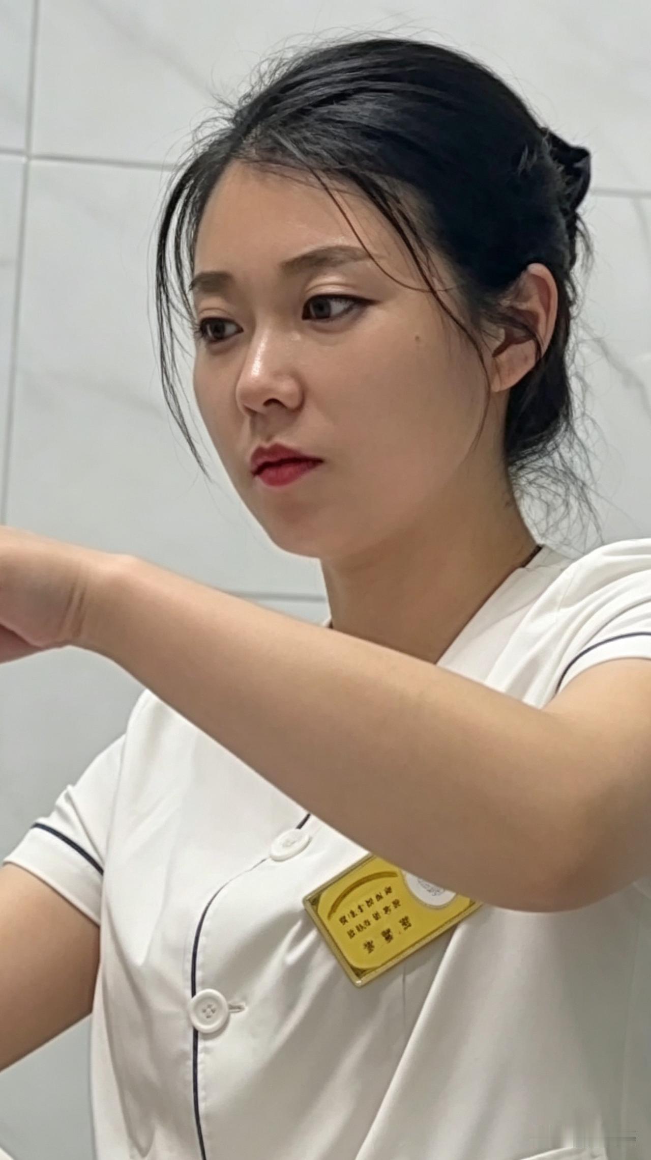 朴实漂亮的朝鲜女理发师，理发，刮脸。面部按摩30元，你有机会去朝鲜，一定要体验一