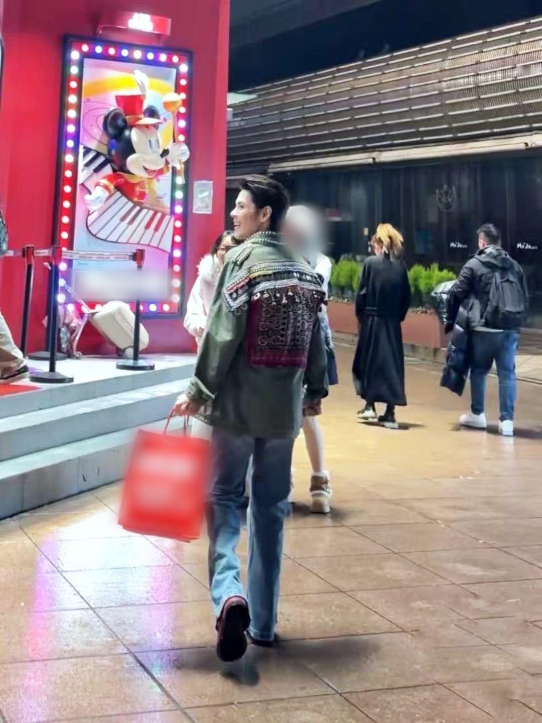 谁懂啊！向佐居然解锁清爽帅哥人设，褪去浮夸穿搭，简约造型衬得五官超立体，气质沉稳