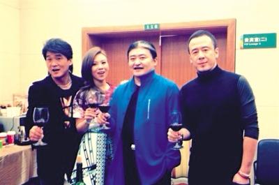 刘欢合影，周华健也在其中，他们各自的婚姻都是娱乐圈的清流，他们都和各自的原配一生