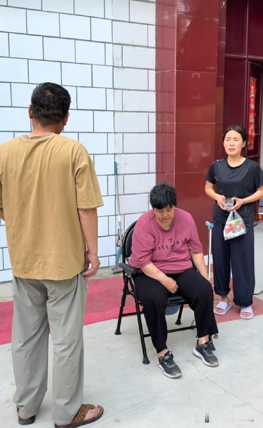 小故事！高锐他妈在大飞家，都鸡飞狗跳了，后爹又来捣乱，他非要高锐给两万