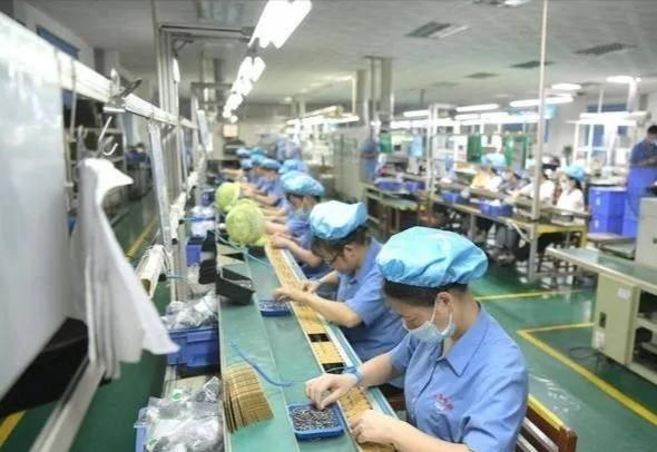 厂里为什么要挂羊头卖狗肉？明明厂门口耸立着巨大的招工牌，队长说有人来问，保安要说