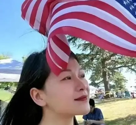 中国知名美女作家称在国内压抑不自由，让她活不下去，于是她抛弃父母，带着年幼的女儿