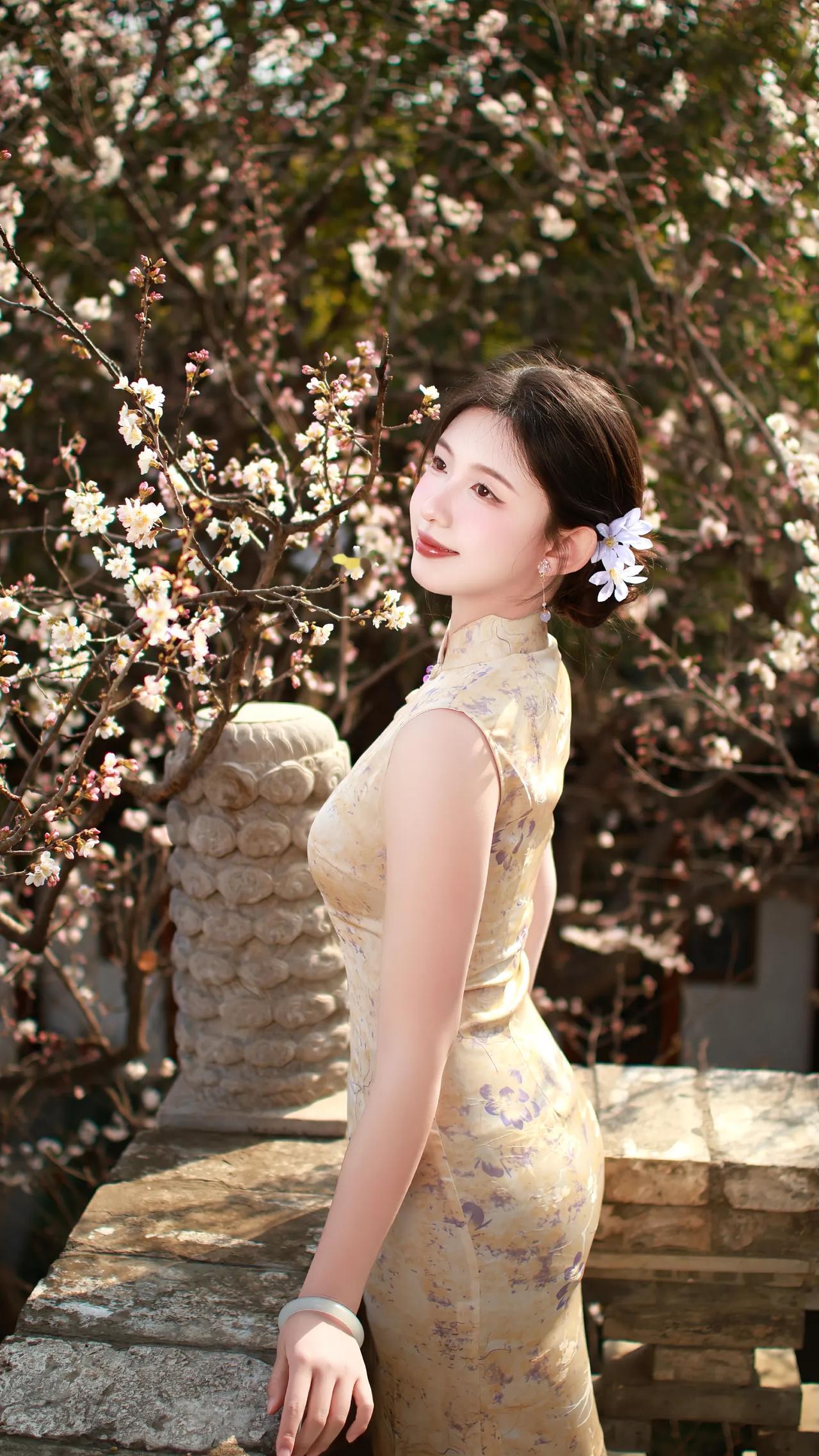春日赏花，古风美人倚栏赏花，花枝招展，韵味十足。什么样的穿搭可以成为气质女神?