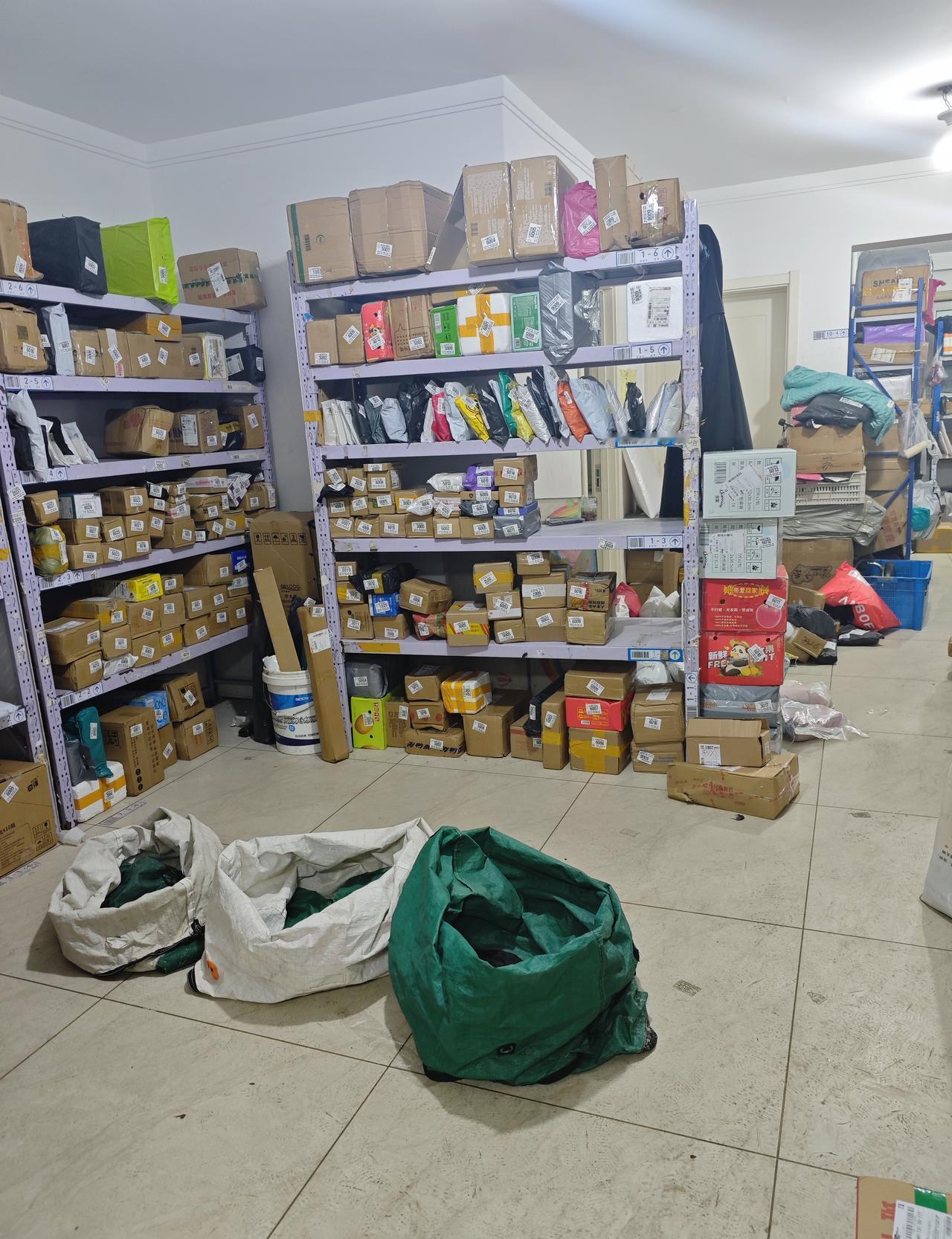 半夜十一点，取个快递还被驿站小哥拖着大推车来回跑——这就是很多小区的日常。看