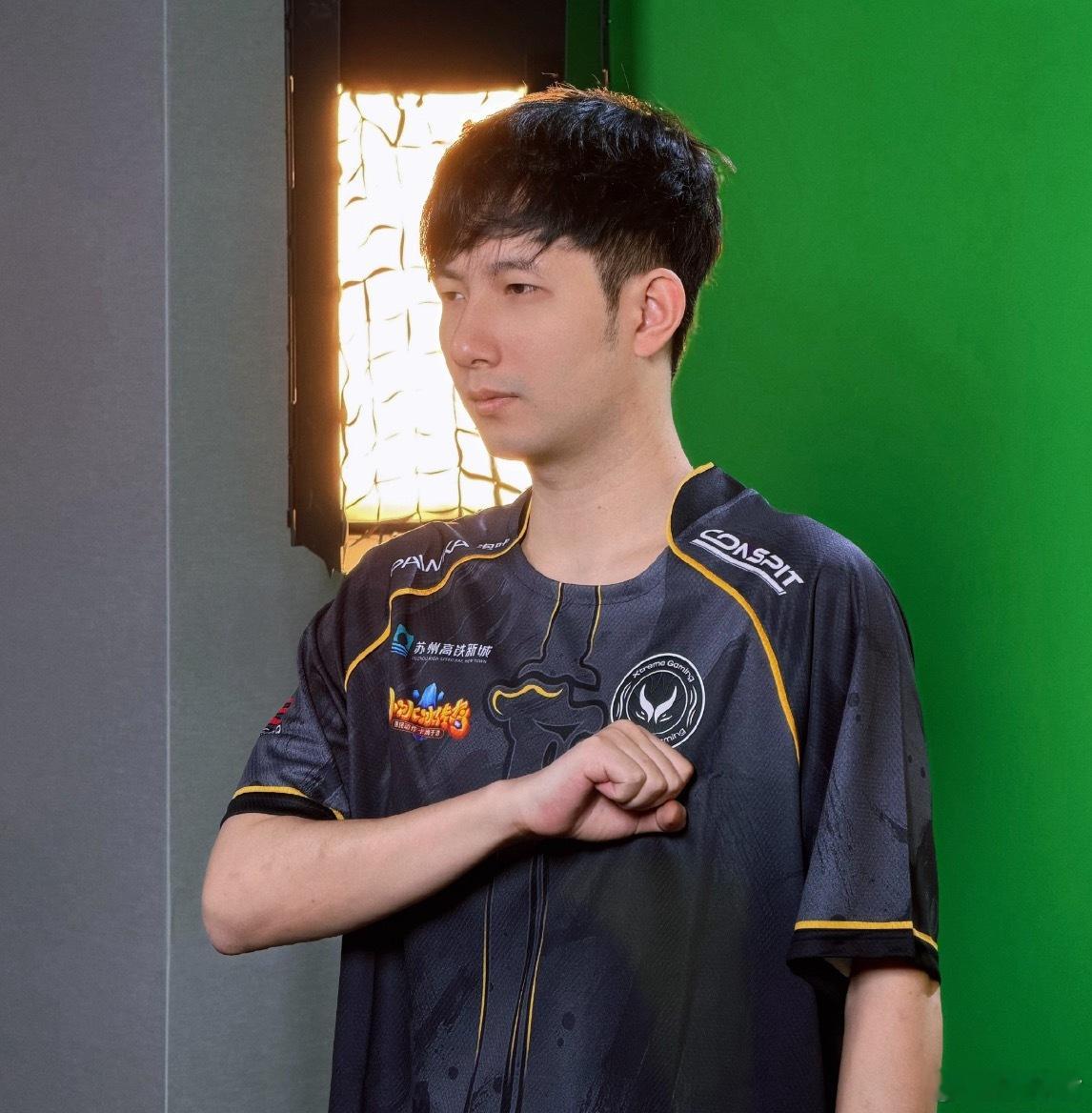 蒜头说森哥承受了很大火力，压力挺大的，但是心态还好，现在经常单排到一两点，问为啥