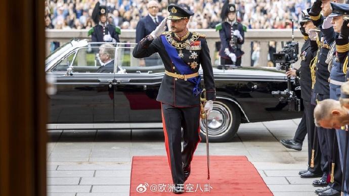 9月1日，挪威国王哈康八世在议会宣誓效忠宪/法，这就是挪威国王即位的正式仪式。理
