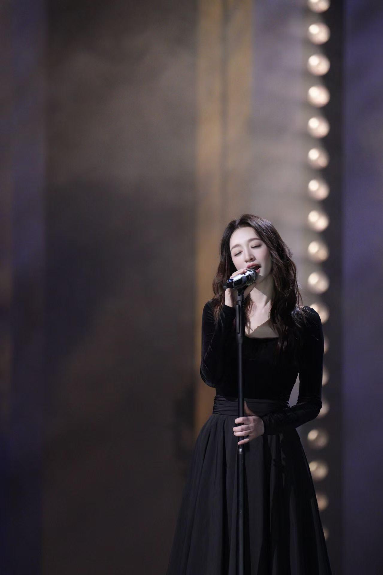 李小冉美的没轻没重浪姐台上的李小冉让我瞬间词穷，这姐是吃了防腐剂吗？一身黑裙衬