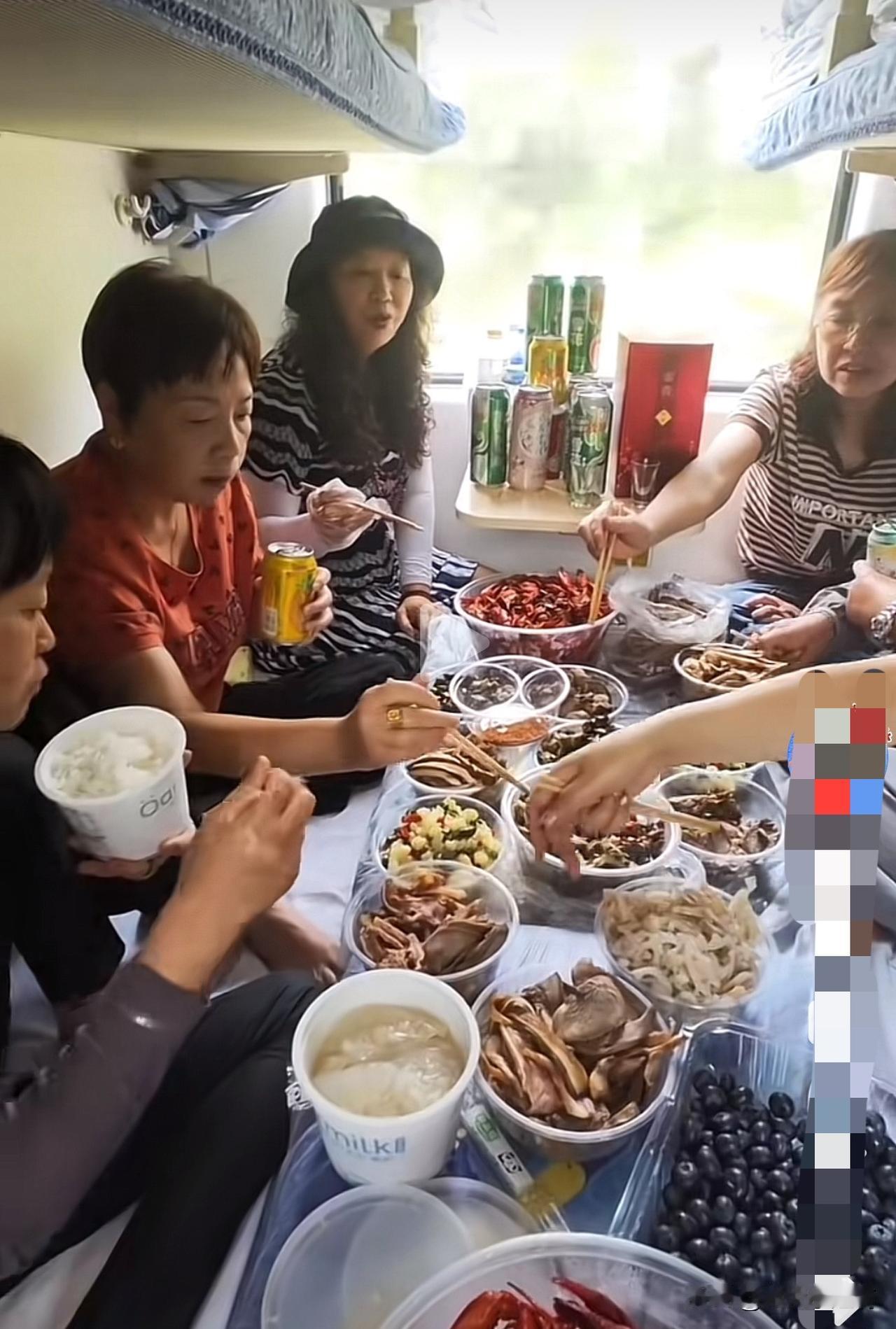 刚才看到的一段小视频，一位博主在绿皮火车上拍的，他说：“这一路遇到这么一堆我是崩