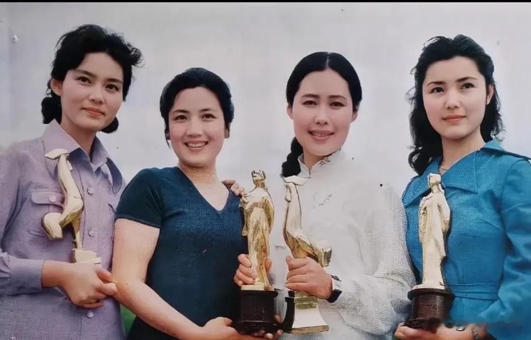 你发现没？这80年代4位美女中，那时的李秀明即使个子不高，气质反倒是最优雅的，就