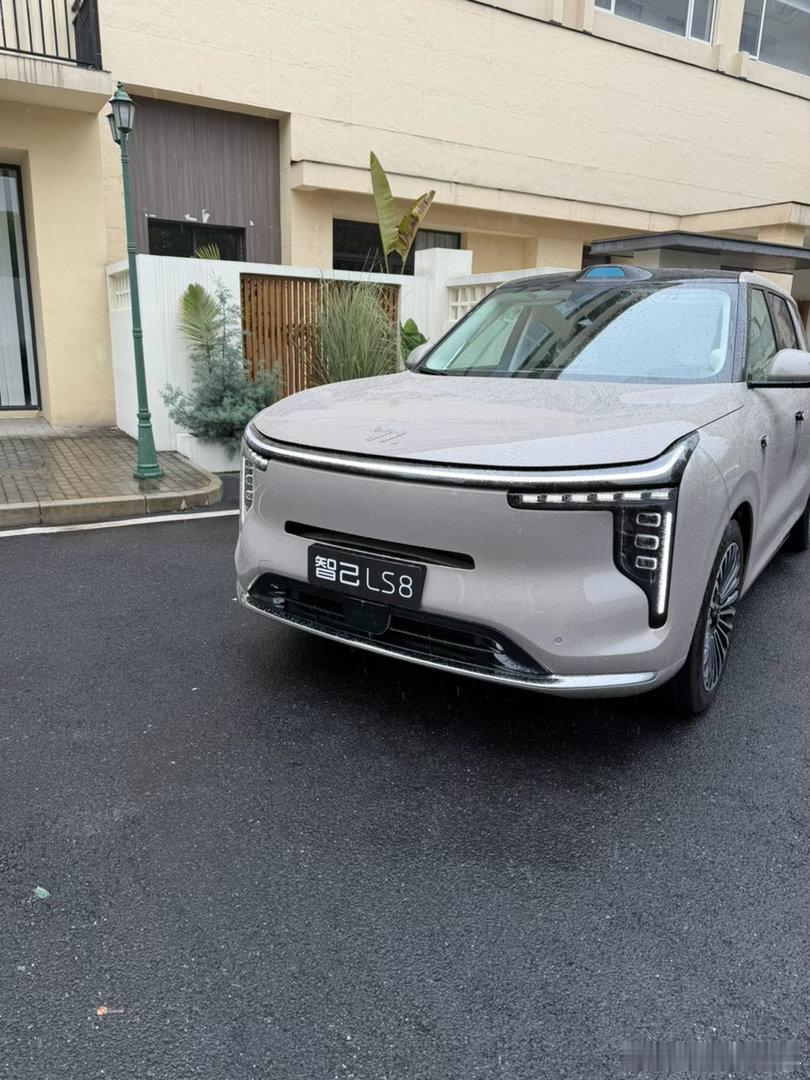 之前有粉丝大哥说智己ls8外观没感觉我倒是觉得如果把LS8前脸的进气格栅想象成