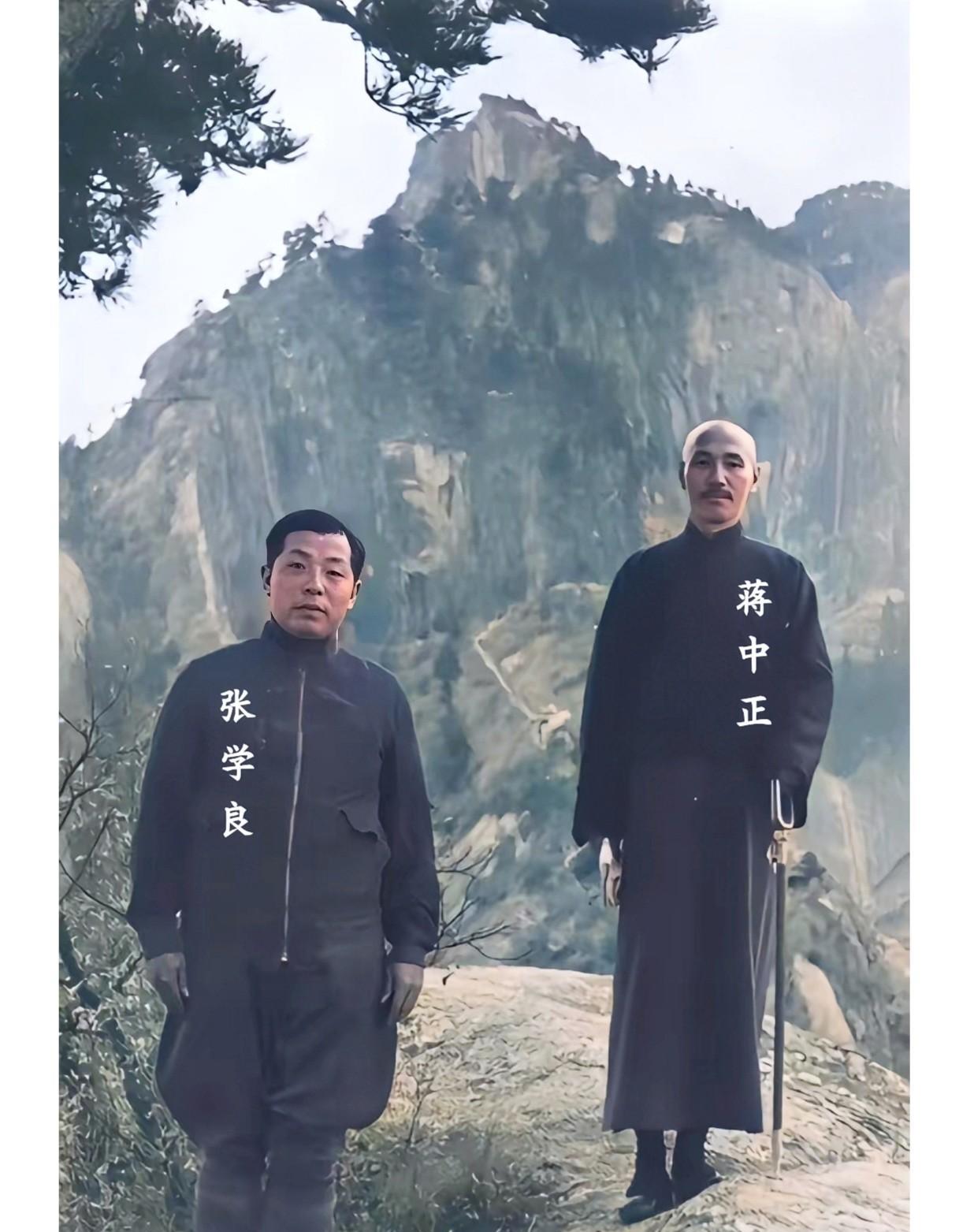 这才是1936年10月张学良和蒋中正在陕西华山苍龙岭的真实貌相，都看一下吧！这可
