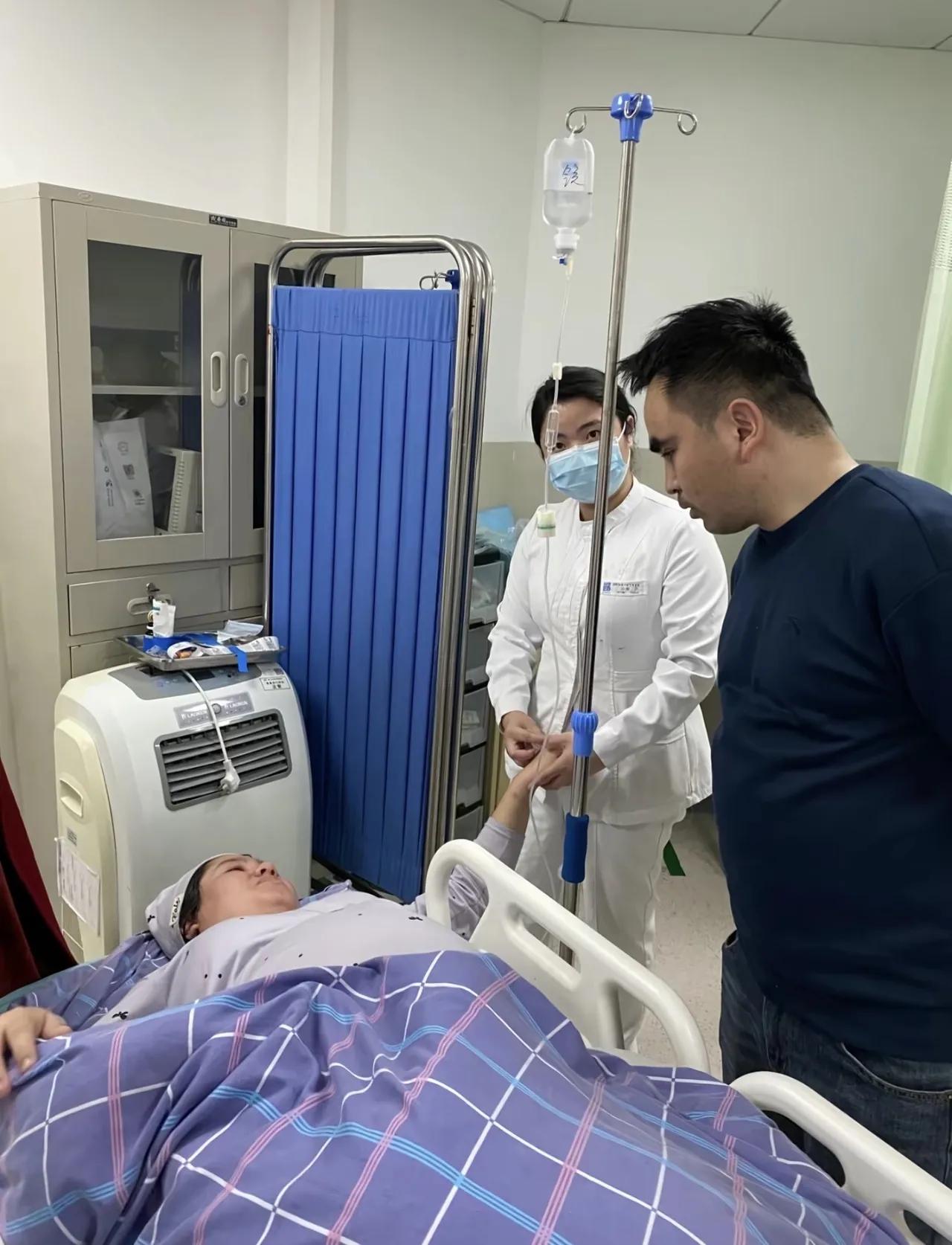 大家没有注意到吗？5胞胎爸爸有一个问题就是他在老婆生完孩子后，竟然对着镜头说