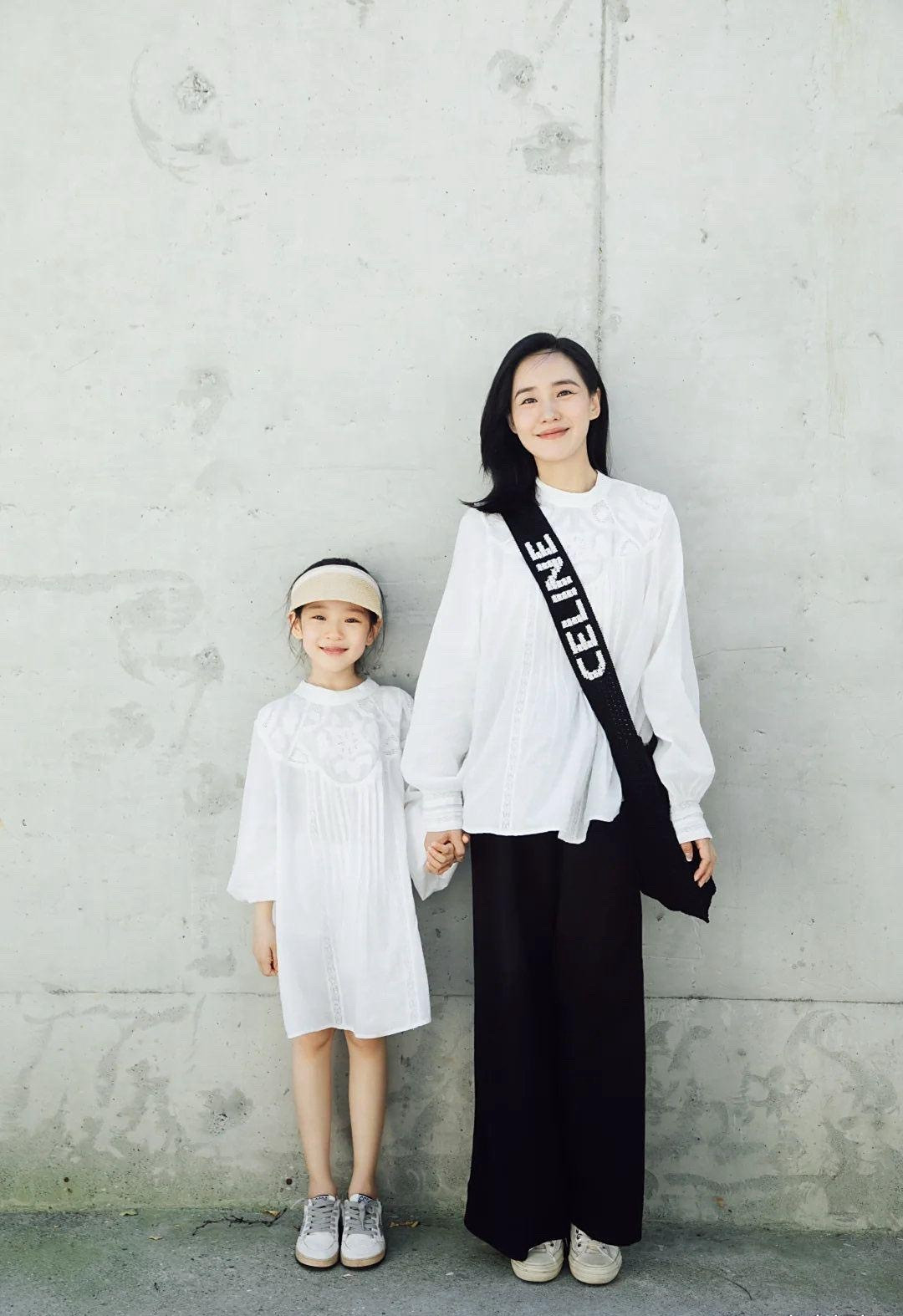 王智和女儿一起出游，母女俩打扮时尚，女儿长得很像妈妈，从小就是美人胚子，以后想进