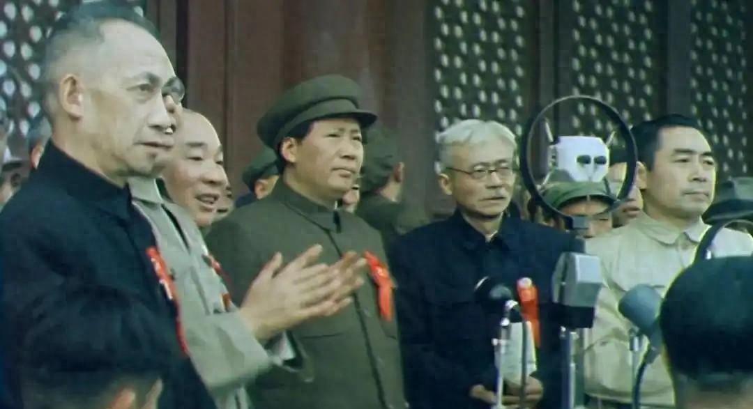 建国初期，面对西方记者质疑清朝签署条约是否能废除，毛主席以巧妙回应化解尴尬！1