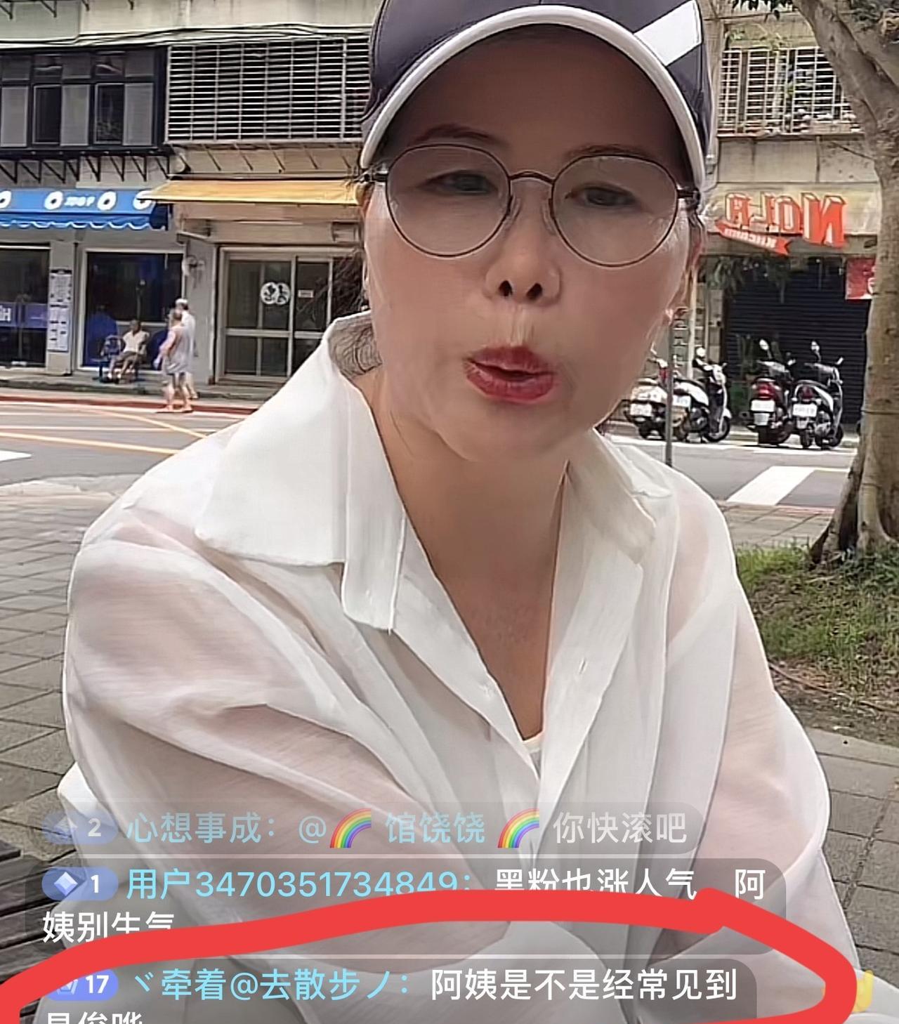 问不到汪小菲，这些网友都直接跑到小杨阿姨直播间里来问了……今天小杨阿姨直播，直