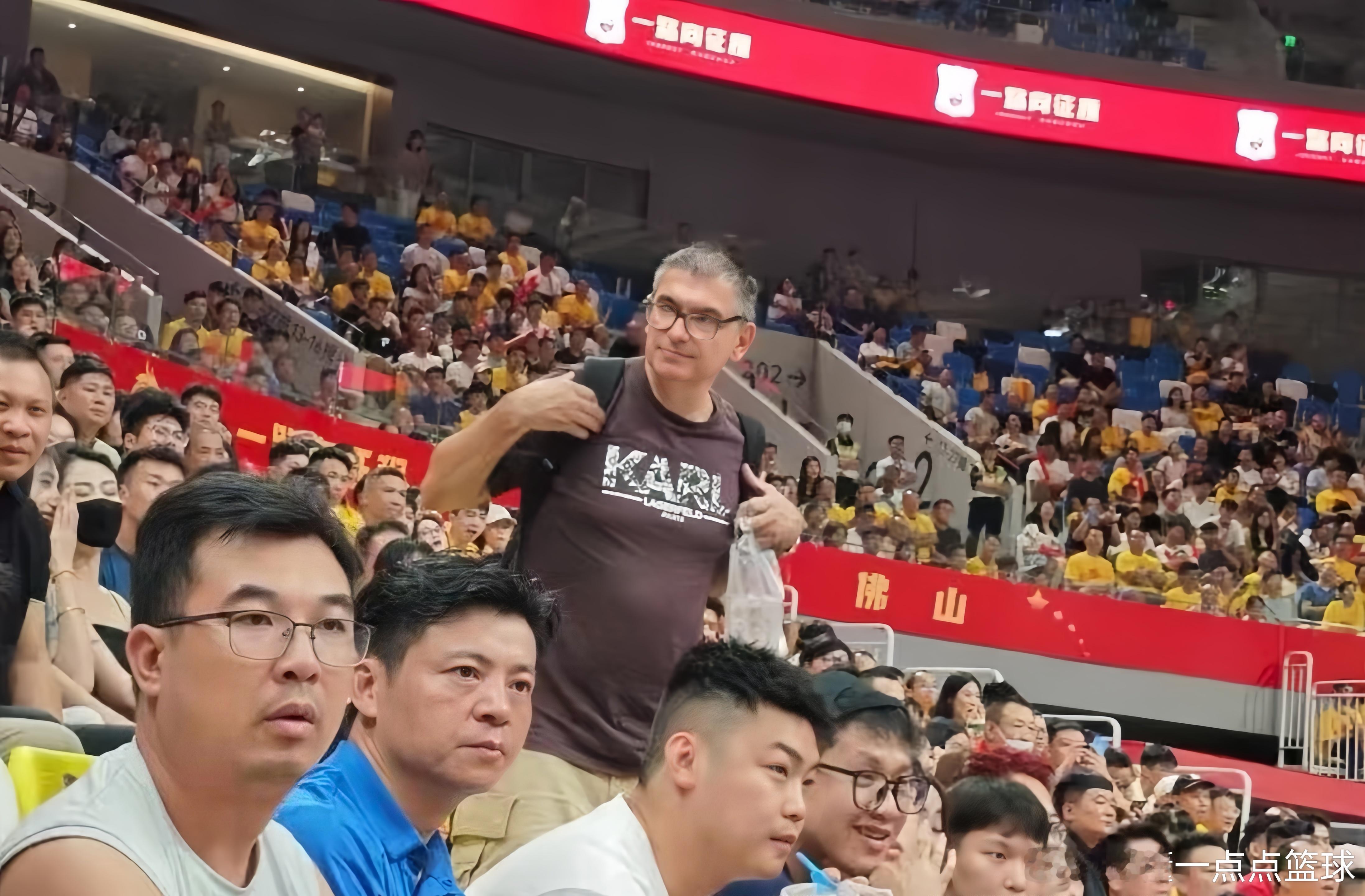 广东男篮新任外教贝罗卡尔昨天亲临现场中国男篮的比赛现场，专门考察焦泊乔的赛场状态