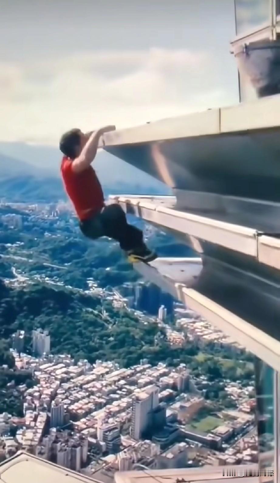 世界徒手攀岩第一人亚历克斯，今天爬上了101大楼，普通人看起来都是够惊险的了，但